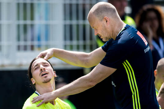 Zlatan Ibrahimovic nacke kontrolleras av naprapat Johan