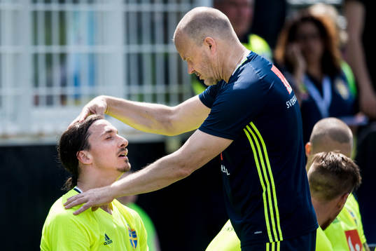 Zlatan Ibrahimovic nacke kontrolleras av naprapat Johan