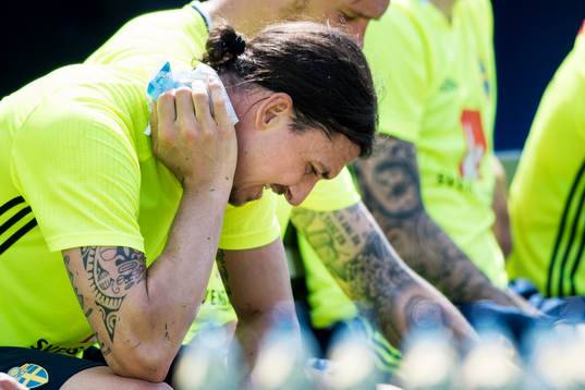 Zlatan Ibrahimovic med en ispåse på sin nacke