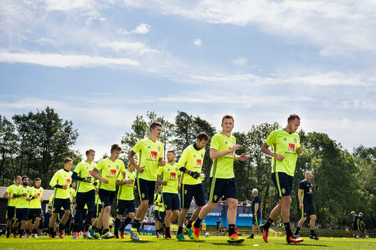 Mikael Lustig, målvakt Andreas Isaksson, Sebastian