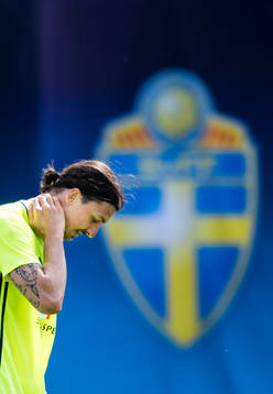 Zlatan Ibrahimovic tar sig för nacken