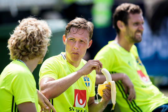 Ludwig Augustinsson äter en banan