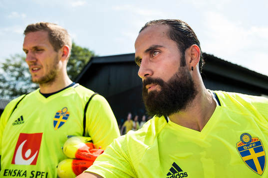 Målvakt Robin Olsen och Erkan Zengin