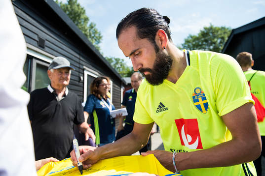Erkan Zengin skriver en autograf