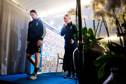 Zlatan Ibrahimovic och presschef Niklas Bodell lämnar