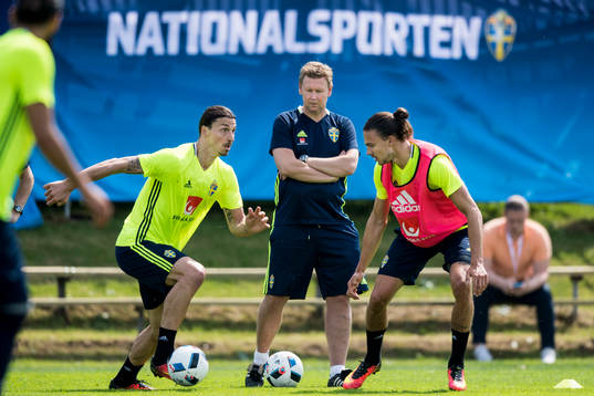 Zlatan Ibrahimovic och Erik Johansson spelare framför
