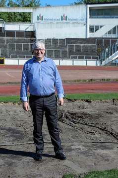 IFK Malmös sportchef Mikael Tellqvist framför de trasiga