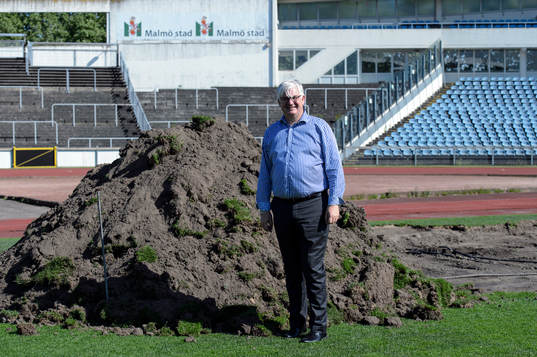 IFK Malmös sportchef Mikael Tellqvist framför de trasiga