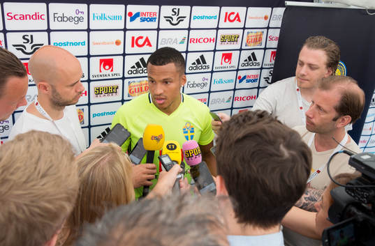 Martin Olsson blir intervjuad