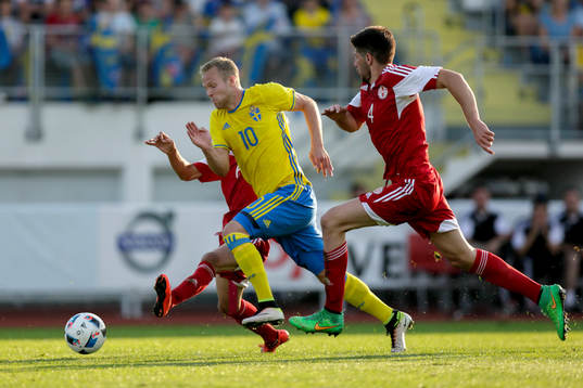 Sveriges Gustav Engvall tar sig fram och blir stoppad av