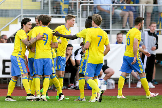 Sveriges Kristoffer Olsson jublar med lagkamraterna