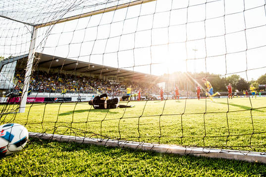 Sveriges Kristoffer Olsson sätter en straff till 1-0 bakom