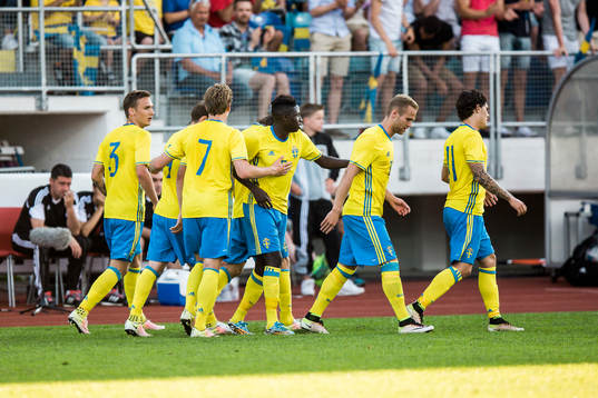 Sveriges Kristoffer Olsson har gjort 1-0 på straff och