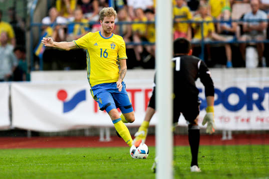 Sveriges Samuel Gustafson och Georgiens målvakt Oto