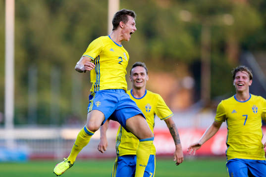 Sveriges Emil Krafth jublar