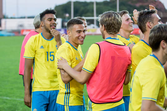 Sveriges Jordan Larsson har gjort 3-2 och jublar med