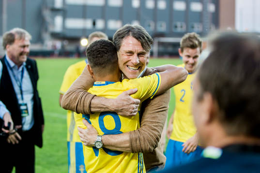 Sveriges Jordan Larsson har gjort 3-2 och kramas om av
