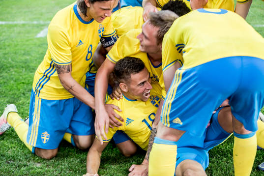 Sveriges Jordan Larsson har gjort 3-2 och jublar med