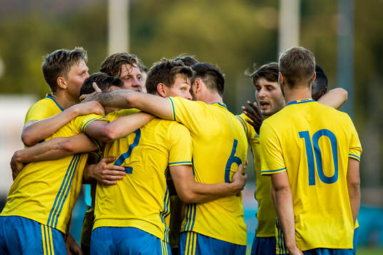 Sveriges Emil Krafth har gjort 2-1 och jublar med