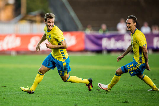 Sveriges Emil Krafth har gjort 2-1 och jublar med Linus