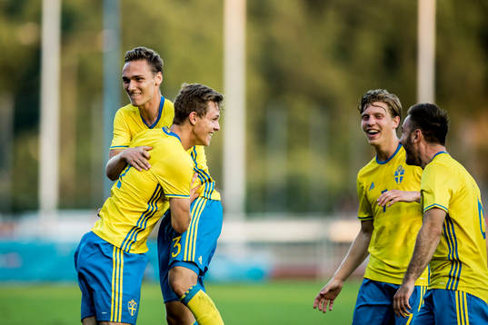 Sveriges Emil Krafth har gjort 2-1 och jublar med Linus