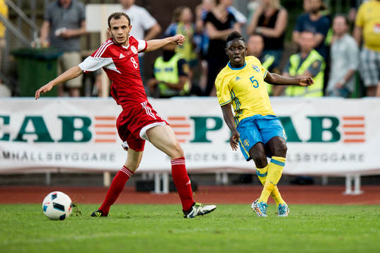Sveriges Pa Konate skjuter ett inlägg