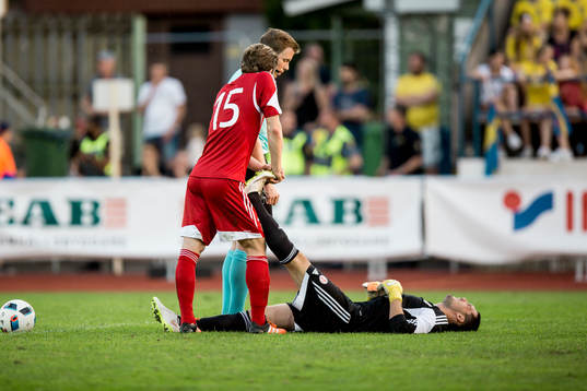 Georgiens målvakt Oto Goshadze ligger skadad på marken