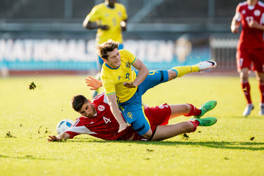 Sveriges Arber Zeneli blir tacklad av Georgiens Gagi
