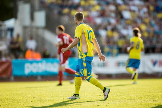 Sveriges Gustav Engvall med söndrig tröja