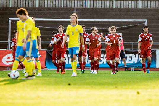 Georgiens Bachana Arabuli har kvitterat till 1-1 och jublar