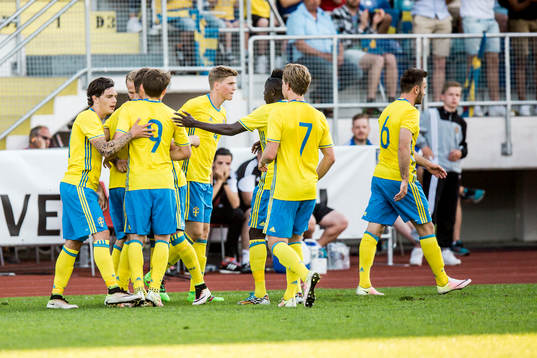 Sveriges Kristoffer Olsson har gjort 1-0 och jublar med