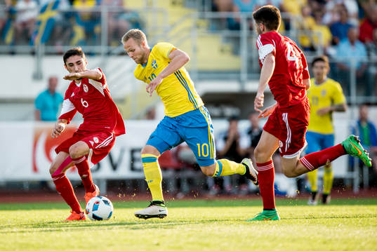 Sveriges Gustav Engvall tar sig förbi Georgiens Grigol