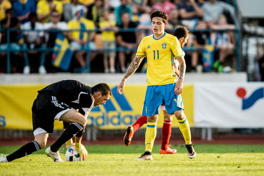 Sveriges David Moberg Karlsson ser Georgiens målvakt Oto