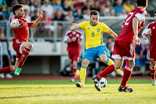 Sveriges Muamer Tankovic skjuter