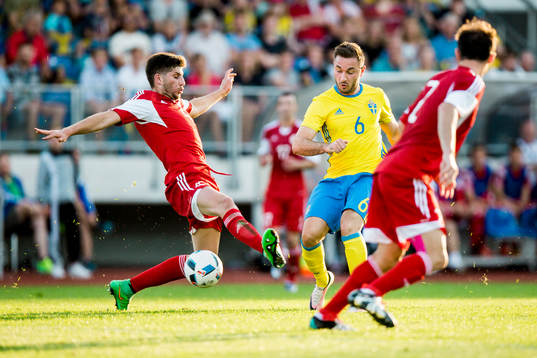 Sveriges Muamer Tankovic skjuter