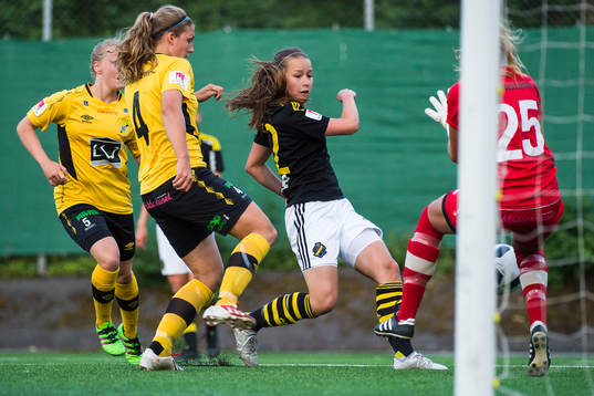 s  Emma Engström  med målchans