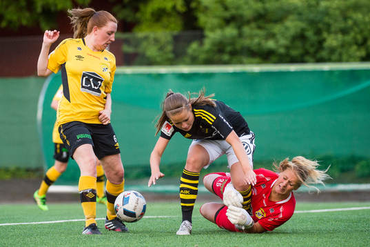 s Emma Engström i en kamp mot Ältas Louise Lundgren och