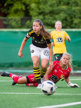 s Emma Engström i en kamp mot Ältas målvakt Petra Kumin
