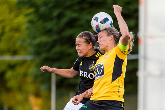 s Emma Engström i en luftduell med Ältas Malin Sandin