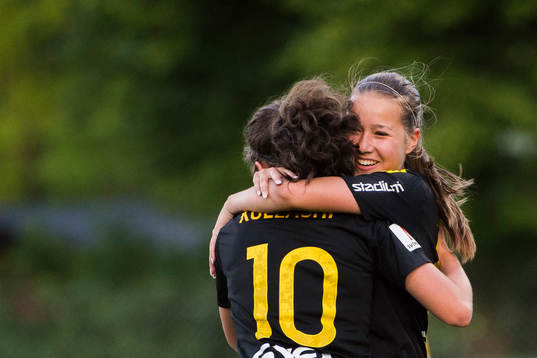 s Emma Engström jublar med Loreta Kullashi
