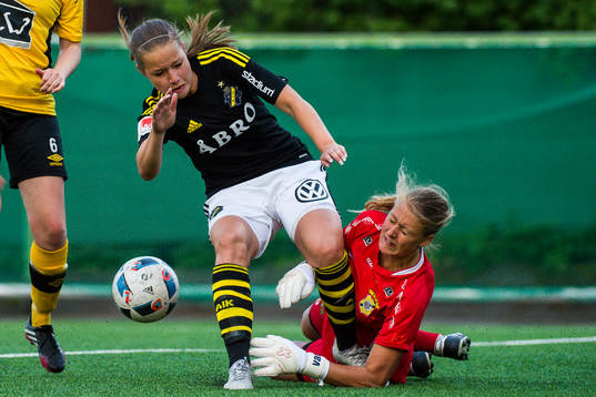 s Emma Engström i en kollision med Ältas målvakt Petra