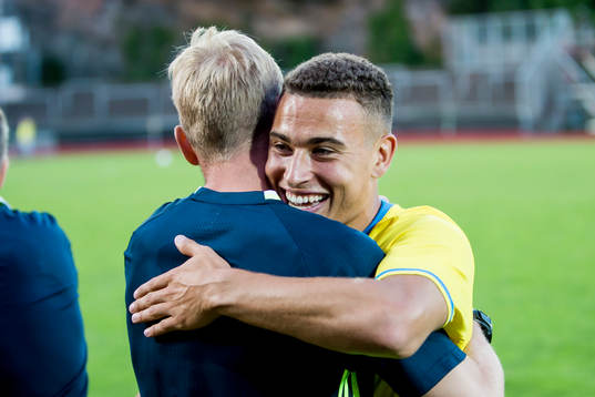 Sveriges Jordan Larsson jublar med en ledare
