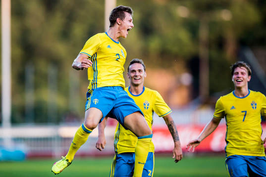 Sveriges Emil Krafth har gjort 2-1 och jublar