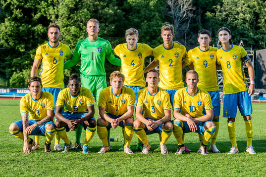 ) Sveriges Muamer Tankovic, målvakt Tim Erlandsson, Joakim