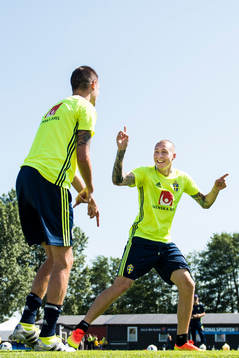 Victor Nilsson Lindelöf jublar mot Mikael Lustig