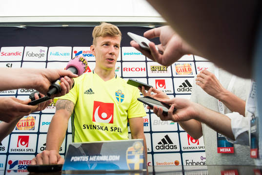 Pontus Wernbloom pratar med media i mixed zone
