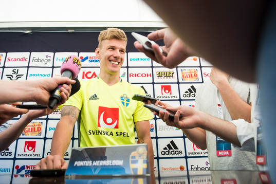 Pontus Wernbloom pratar med media i mixed zone