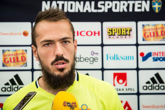 Emir Kujovic pratar med media i mixed zone