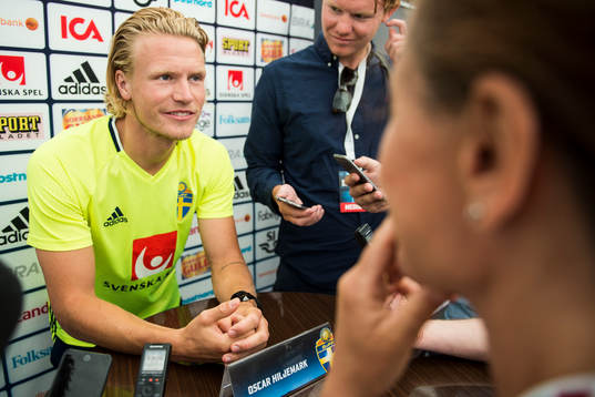 Oscar Hiljemark pratar med media i mixed zone