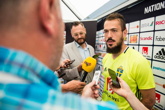 Emir Kujovic pratar med media i mixed zone